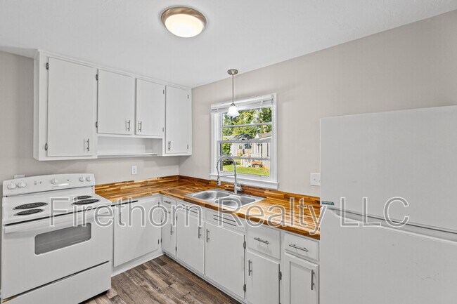 Building Photo - 2541 Rhodes Dr
