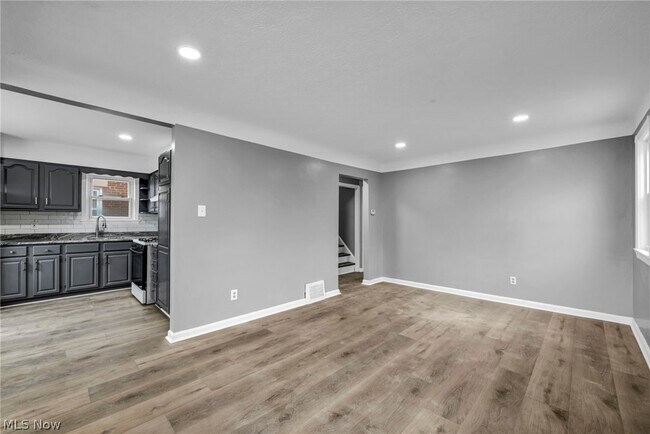 Building Photo - 3202 Parklane Dr