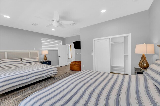 Building Photo - 2005 N Riverside Dr