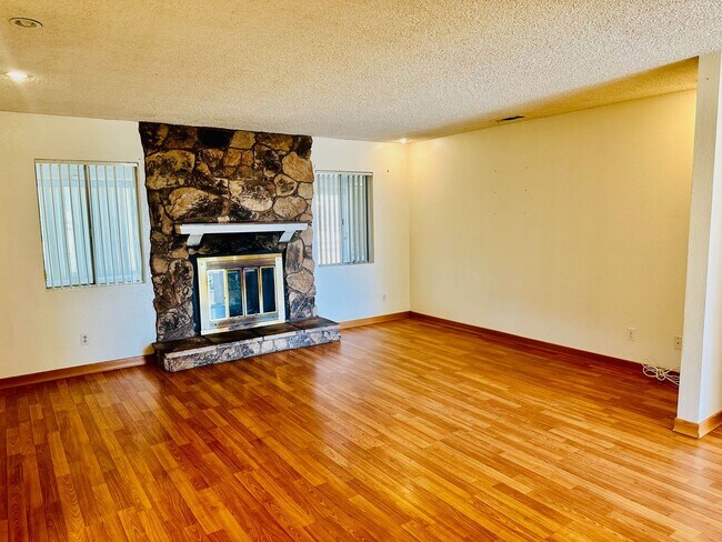 Building Photo - 7578 Paisley Ave