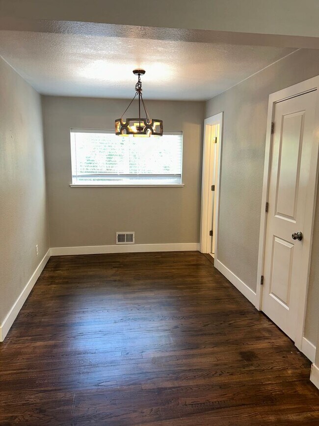 Building Photo - Updated 4 Bed Home with Finished Basement, Central A/C & Fenced Yard in Lakewood!