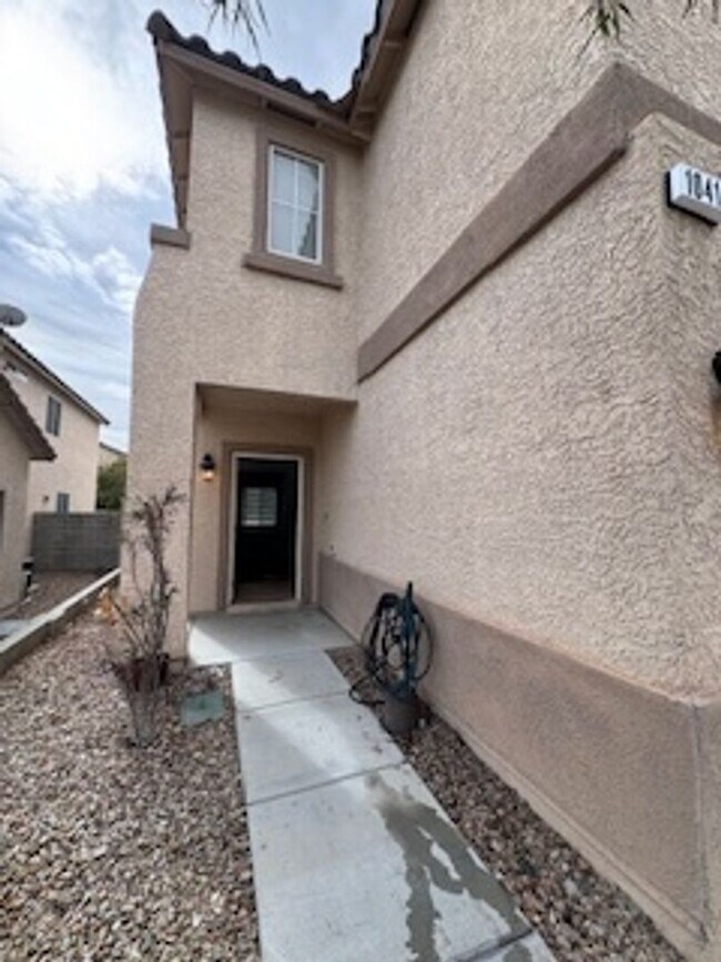 Building Photo - 3Bed/2.5Bath/2Car Residence located in North Las Vegas gated community!