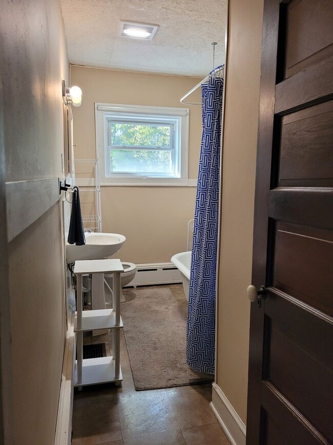 Building Photo - 206 Roxbury Rd