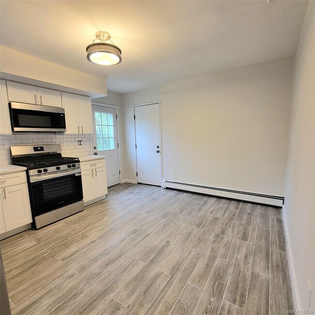 Building Photo - 571 Nassau Blvd