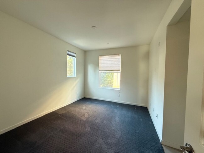 Building Photo - 2bdr Condo located in Business district of...