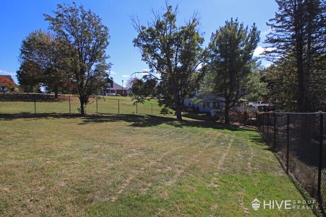 Building Photo - Bright and Spacious Home with a Fantastic ...