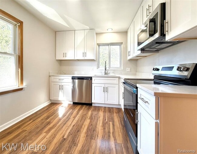 Building Photo - 2182 Vernier Rd