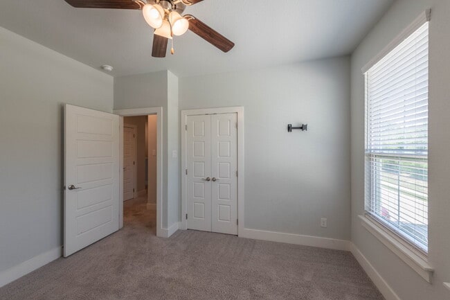 Building Photo - Dreamy Townhome!