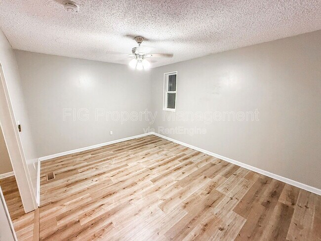 Building Photo - 811 Castleview Cir