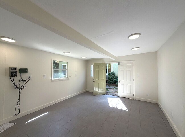 Building Photo - TOTAL REMODEL LARGE 1750sf 3BR+ Bonus/3BA North Oakland Home AVAILABLE NOW