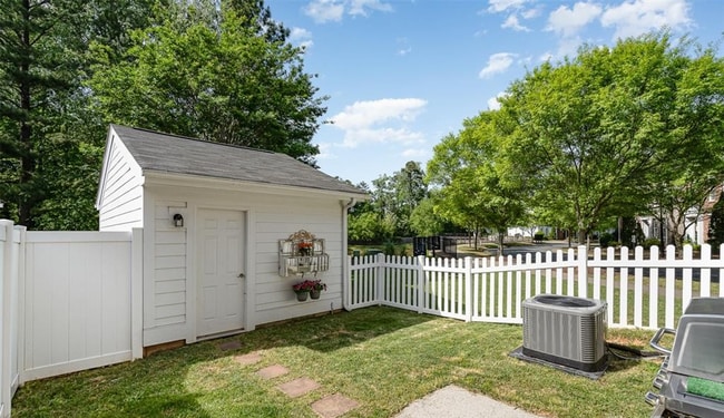 Building Photo - Beautiful townhome in Ballantyne