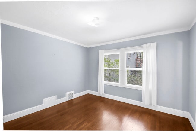 Building Photo - 733 Grosvenor Pl