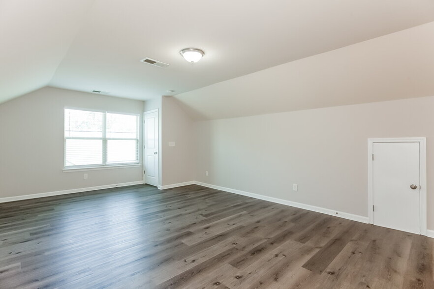 Building Photo - 927 Rook Rd