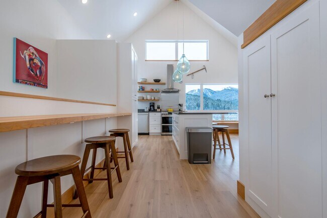 Building Photo - Seasonal Rental 11/1/25 - 5/30/26 Modern F...