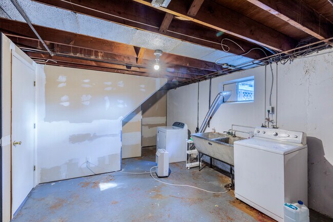 Building Photo - 569 Mapleview Dr