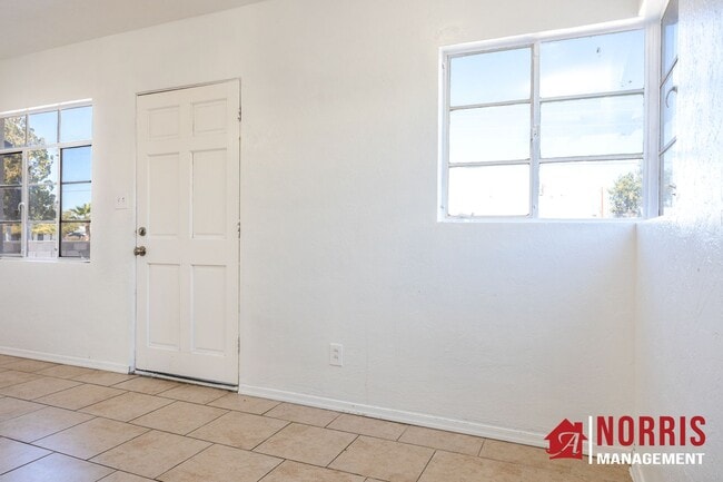 Building Photo - Charming One-Bedroom Duplex