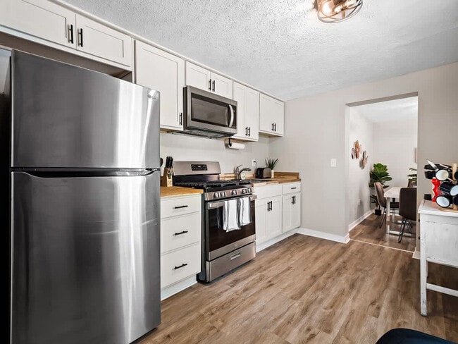 Building Photo - 7525 Lake Rd E