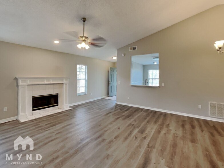 Building Photo - 4830 Fort Dodge St