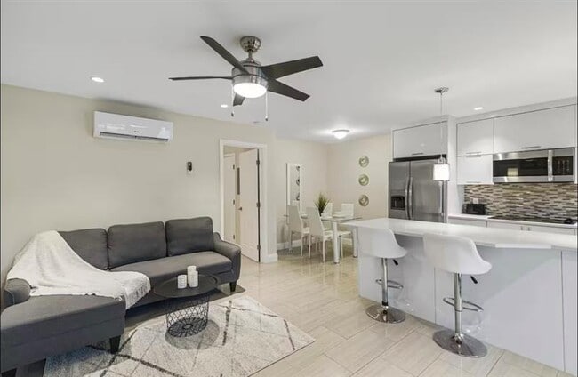 Building Photo - 320 NE 15th Ave