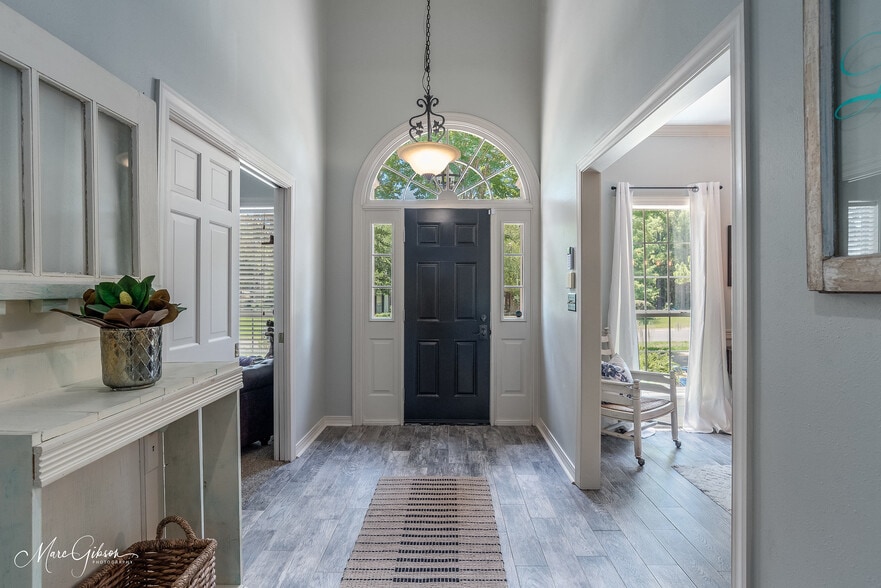 Building Photo - 1260 Capilano Dr