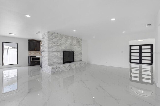 Building Photo - 520 115th Ave