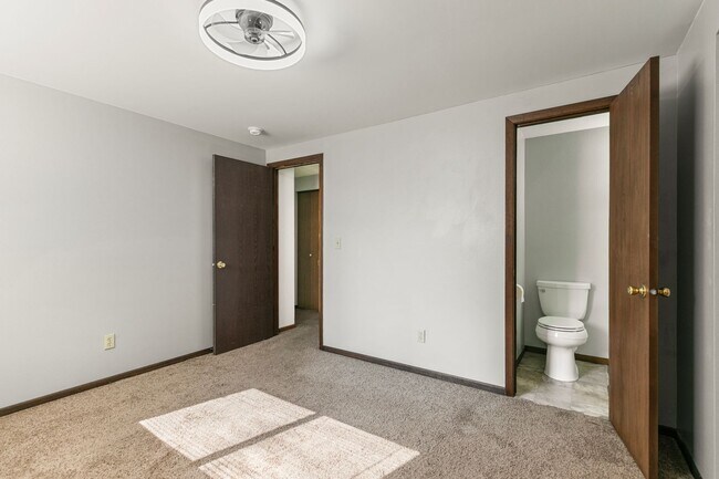 Building Photo - 390 Knotty Pl