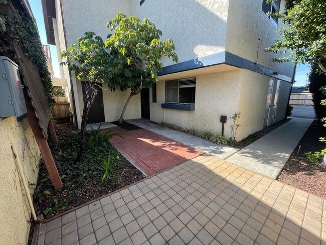 Building Photo - 540 S 5th St