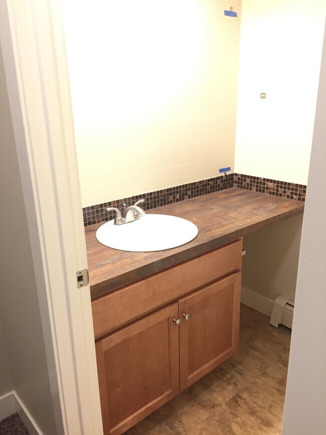 Building Photo - Updated 2 Bedroom Townhome for Rent in Loveland: Shared Garage, Patio, Washer/Dryer Hookups