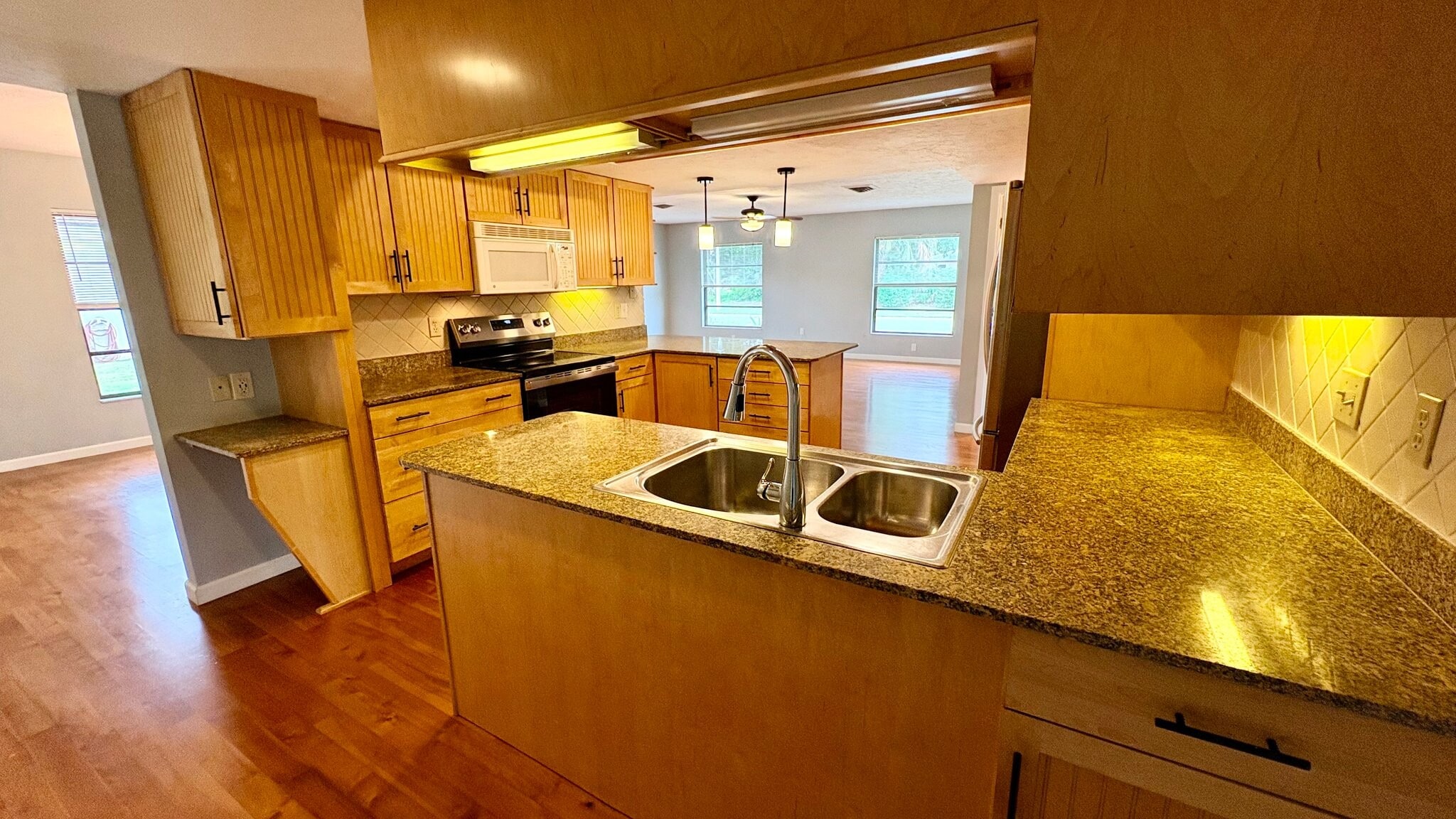 Building Photo - 5001 Vivienda Way