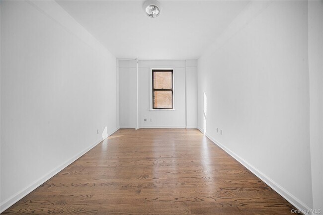 Building Photo - 779 Riverside Dr