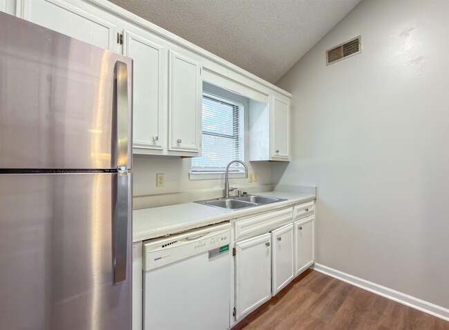 Building Photo - 1556 Twin Lakes Cir