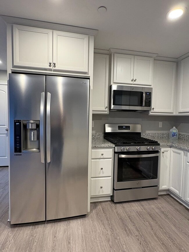 Building Photo - Bright, Spacious 2 bedroom condo in prime ...