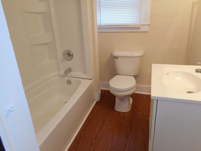 Building Photo - 2-Bedroom, 1- Bathroom Home Close to Downtown