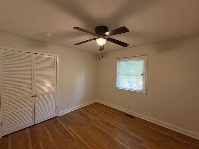 Building Photo - Spacious 4 Bed 2.5 bath Home Close to Fort...