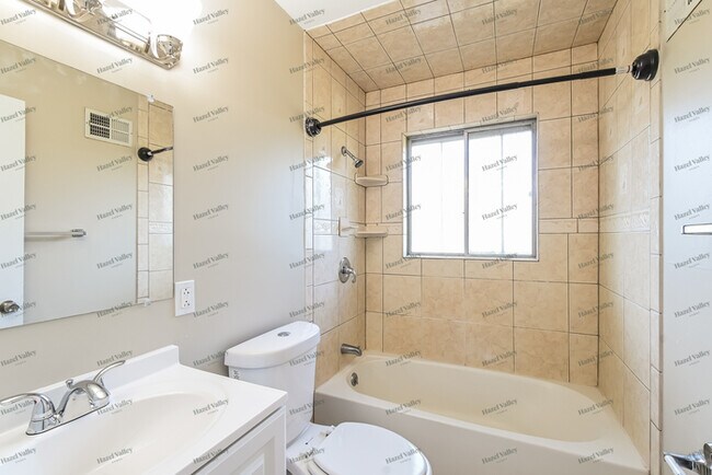 Building Photo - 2240 Hummingbird Dr