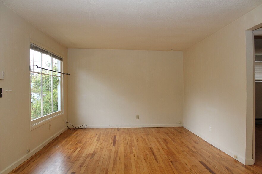 Building Photo - 10605 SE Bush St