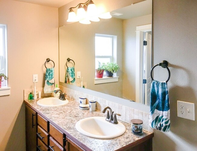 Building Photo - Spacious 5 Bed/2.5 Bath Single Family Home...