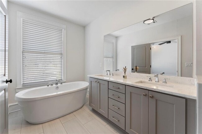 Building Photo - 871 3rd St