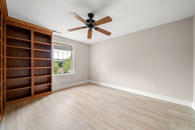 Building Photo - Spacious, Beautiful East Asheville Home