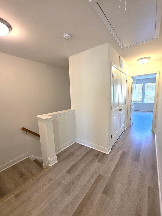 Building Photo - Great 3 bed Townhouse with 1 car garage!