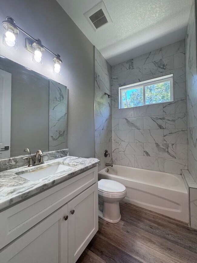 Building Photo - 4 Bedroom in Tomoka View