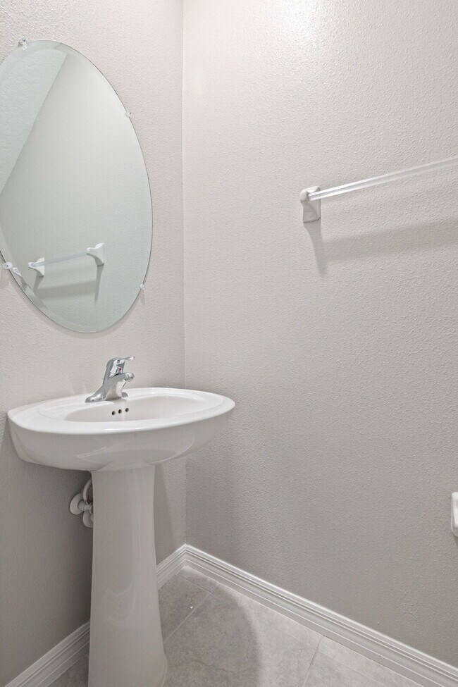 Building Photo - "Charming 3-Bed Sanctuary in Lutz with gre...