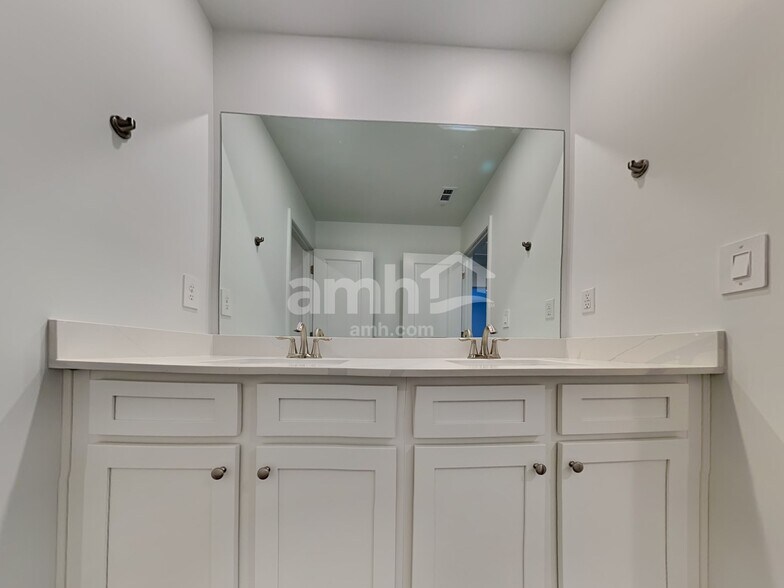 Building Photo - 305 Golucke Way