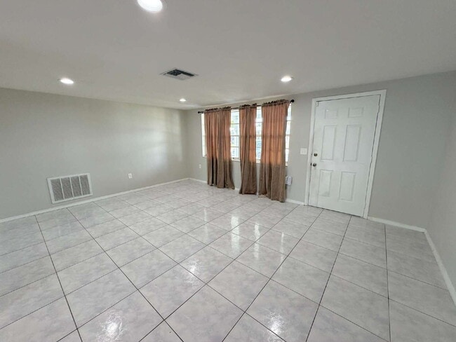 Building Photo - 5706 Chipper Dr