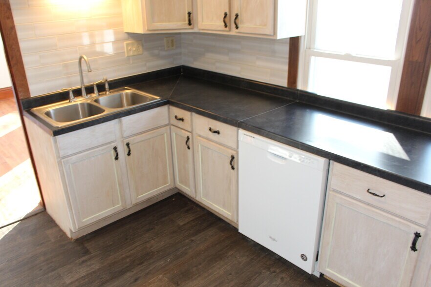 Kitchen 4 - 1516 Thurston Ave