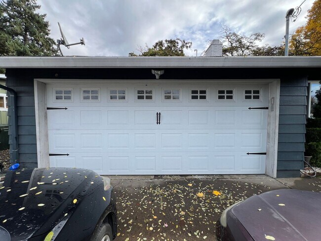 Building Photo - ?Lovely 3bed/2bath Ranch style home with HUGE private yard in ?