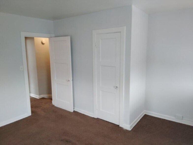 Building Photo - 4000 Elkader Rd