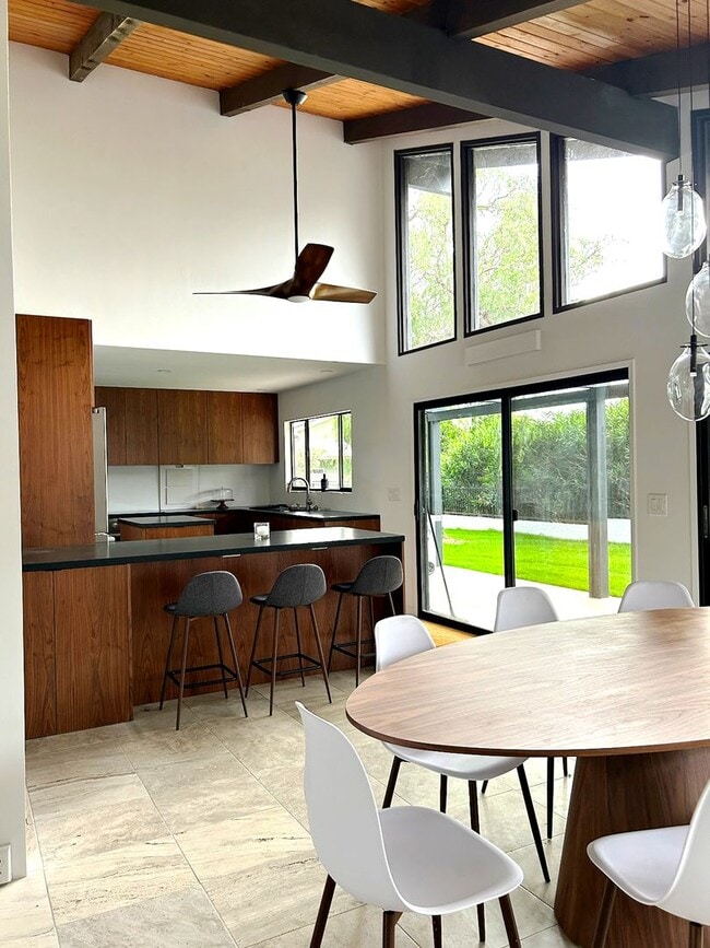 Building Photo - One of a Kind! Furnished 3+ Bedroom 3 Bath...