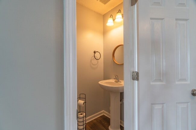 Building Photo - Townhome in a great location!
