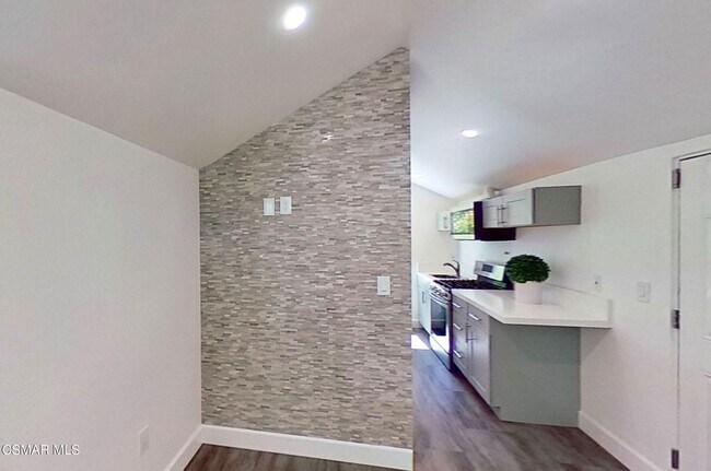 Building Photo - Absolutely adorable 1 bedroom, 1 bath gues...